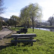 Mesas en la orilla del río