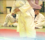 Nios practicando judo
