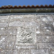 Escudo na Igrexa de San Vicente