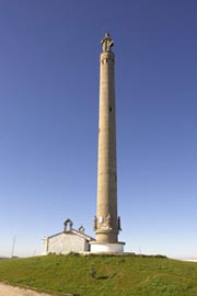 A Torre do Faro, coa ermida de Monte Faro ao fondo