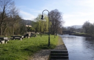 Merendero y puente al fondo