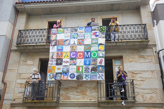 Presentación da bandeirola creada coa colaboración de veciños de Ponteceso que vestirá a fachada do MACCMO